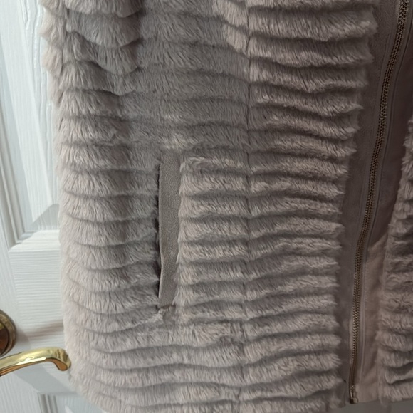 Calvin Klein Women's Beige Faux Fur Vest size medium - Picture 3 of 4